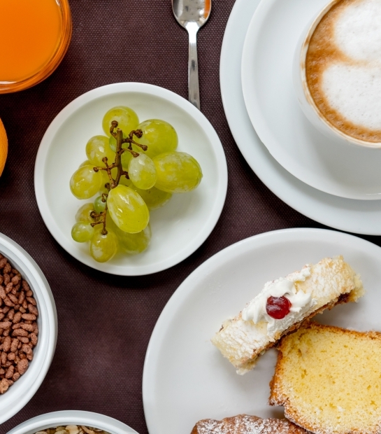 Uva fresca e dolci fatti a mano