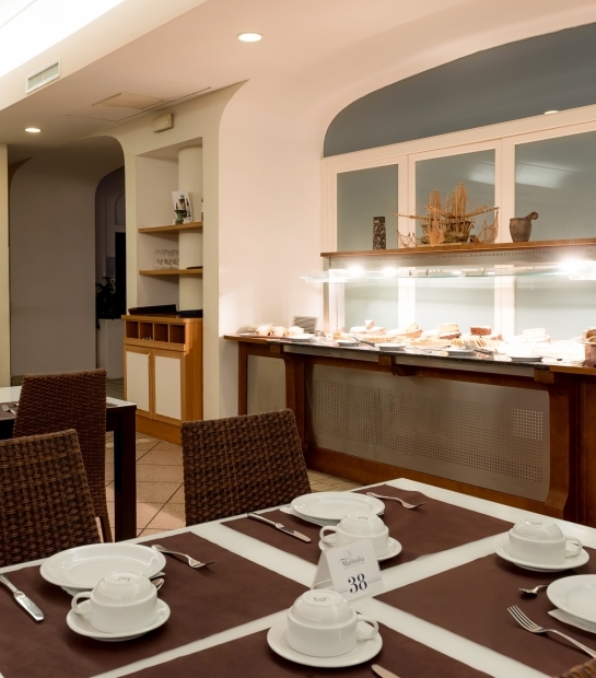 Tavolo apparecchiato nella sala colazione