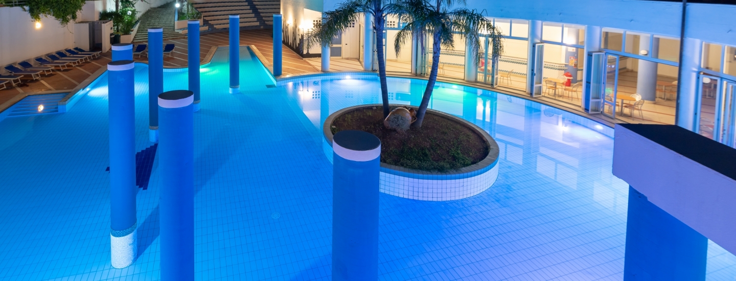 Piscina con illuminazione a LED