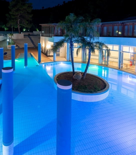 Piscina con illuminazione a LED
