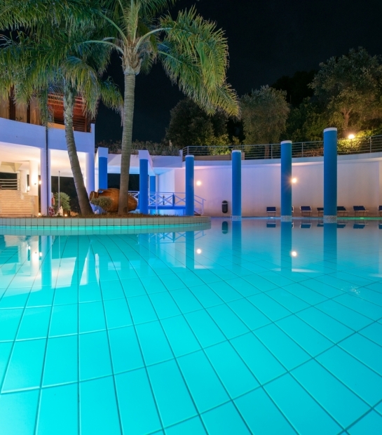 Piscina anfiteatro di notte