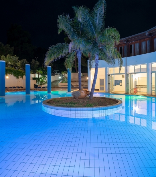Ampia piscina pensata per il divertimento