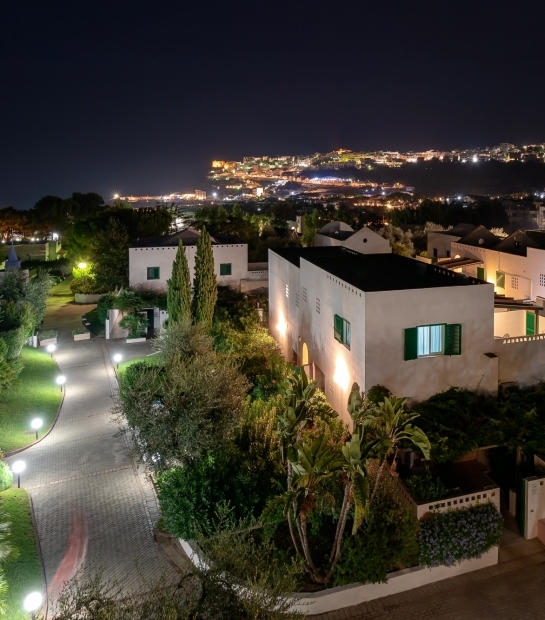 Panorama notturno dell'hotel con Peschici sullo sfondo