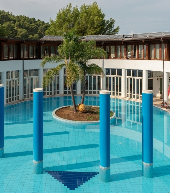 Colonne decorative nella piscina