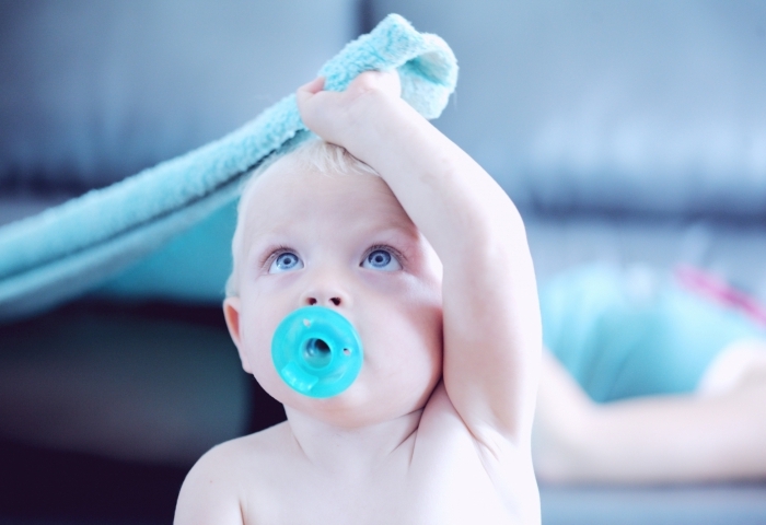 Bambino nella biberoneria